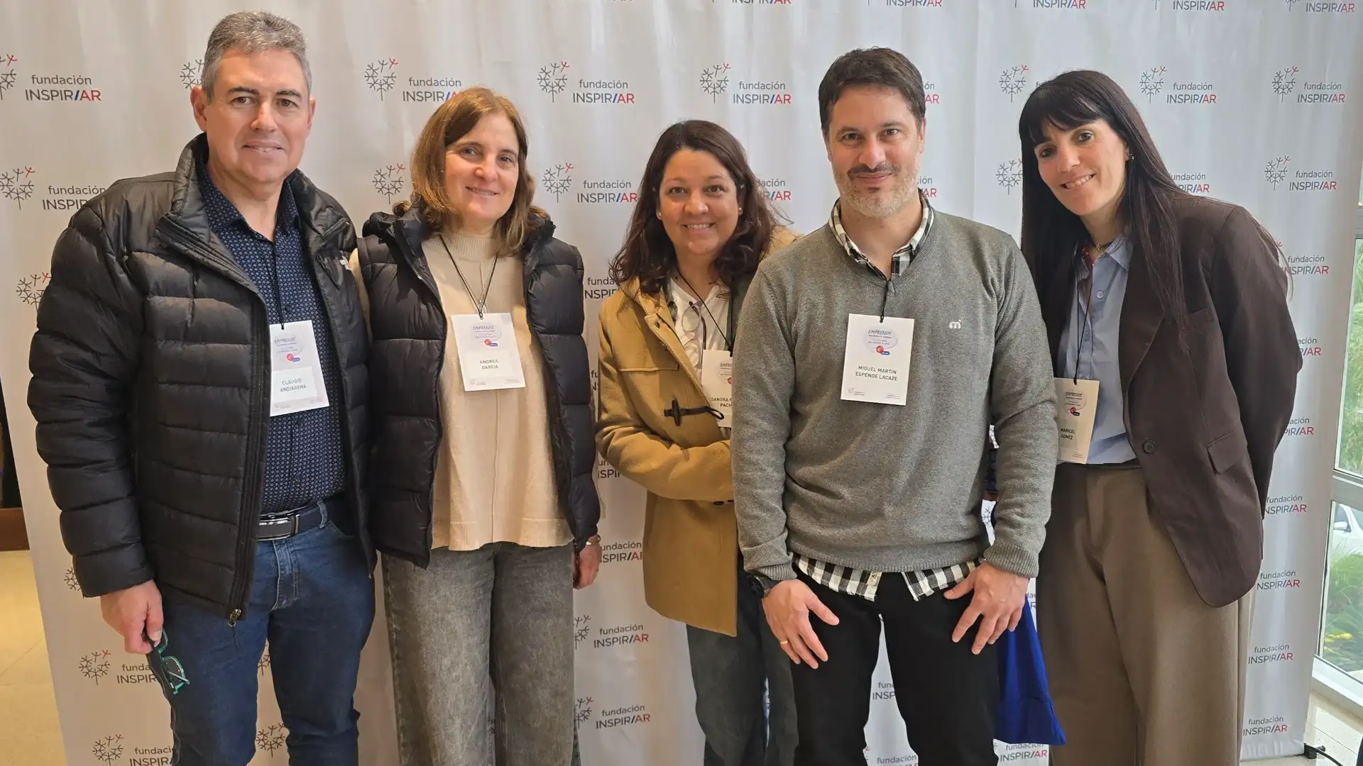 Los tandilenses Claudio Andiarena, Andrea García (@arrumacostejidos), Sandra Pacheco (@desayunostandil_enjoy), Miguel Espende (@delphostechnology) y Maricel Gómez (@vittaestudio), durante la jornada organizada por Fundación Inspirar en Buenos Aires.