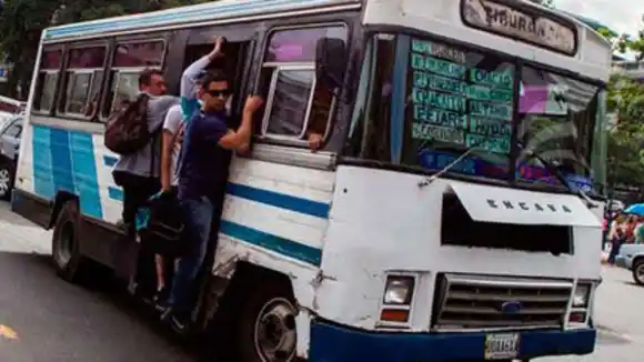 ¡MALDAD FUERA DE CONTROL! Lo atracaron y lanzaron desde un puente
