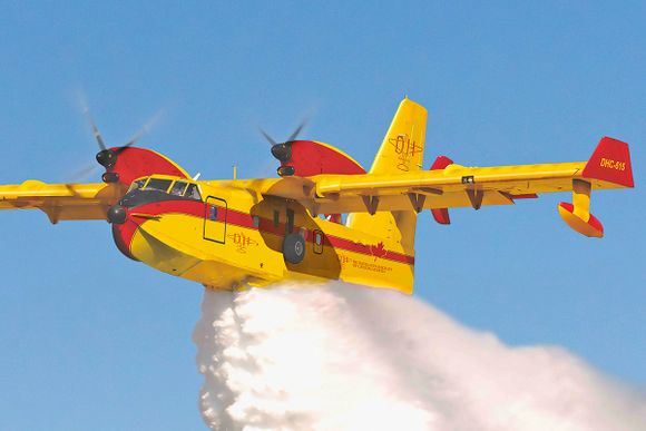 Canadair CL-415 hit by drone during Los Angeles fire operations