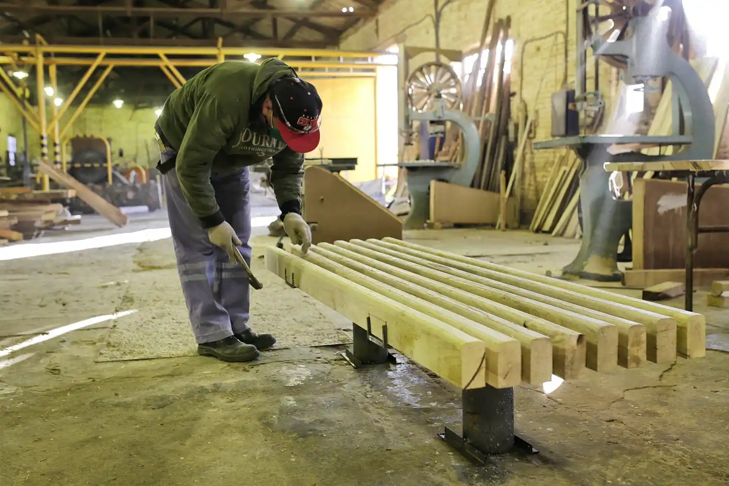 Caños en desuso y troncos se transforman en mobiliario urbano