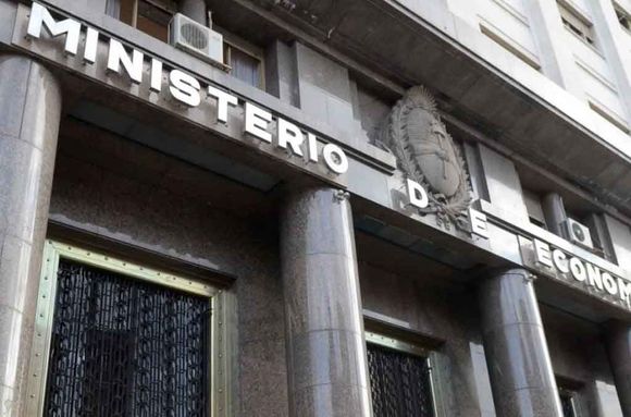 Luis Caputo se reunió con los supermercados en medio de la tensión por los aumentos de precios de los alimentos