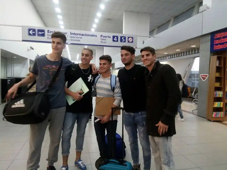 Son cinco los jugadores que viajan a probarse en el fútbol español