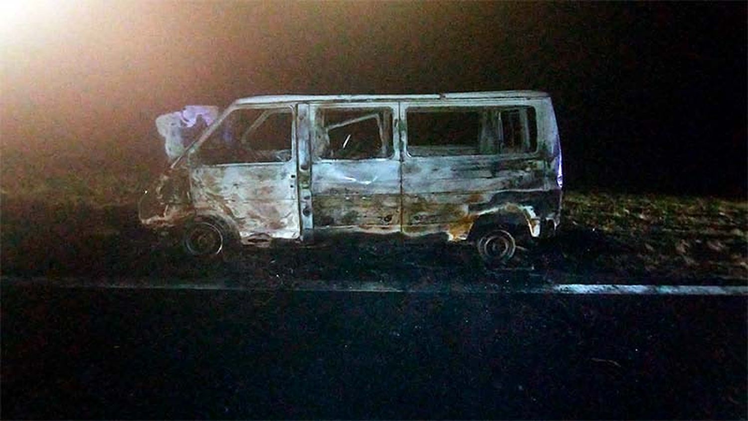 Una combi sufrió un desperfecto mecánico y se incendió en plena marcha