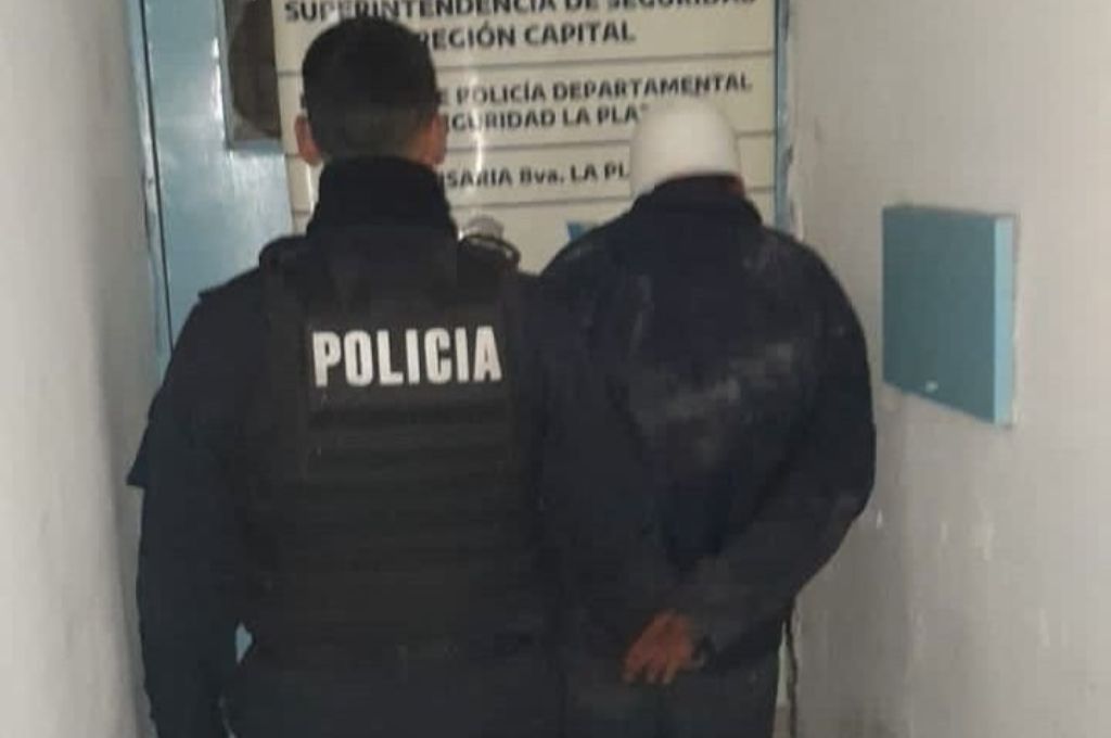 El sujeto tuvo que ser atendido en un hospital y luego lo llevaron a la comisaría