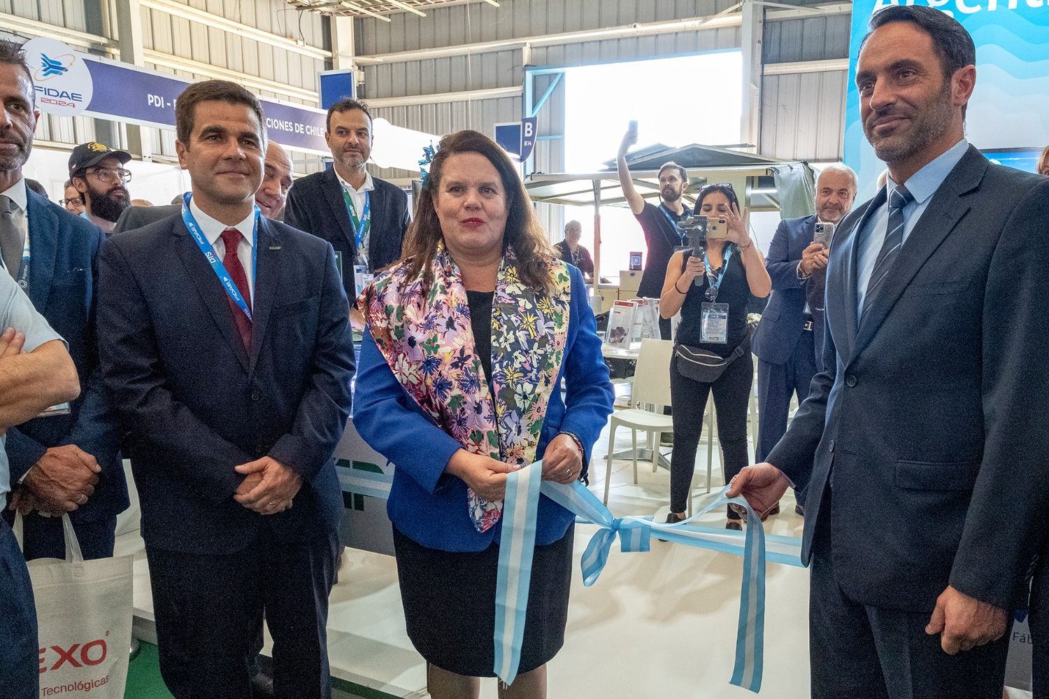 Ministra de Defensa de Chile inauguró el pabellón de Argentina en FIDAE 2024