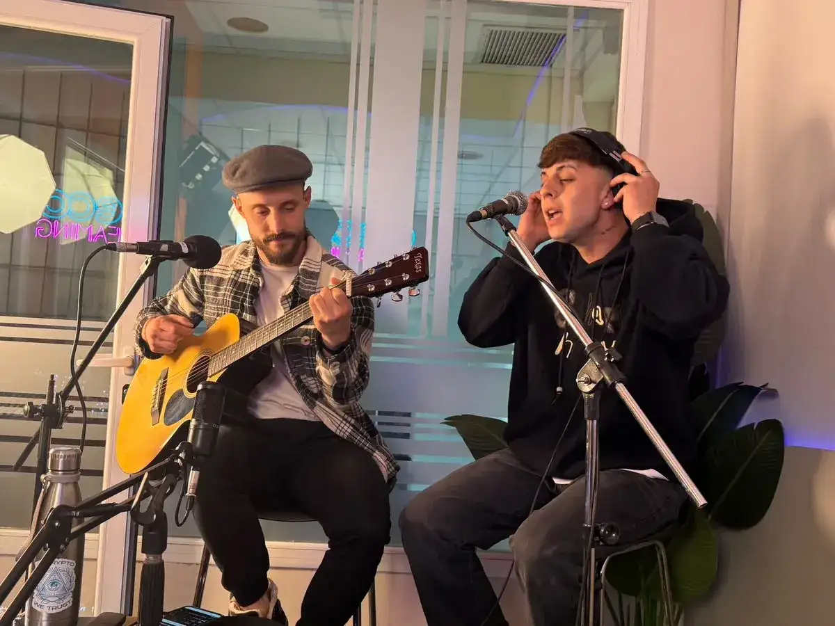 Lyro y BTT se presentaron en Zip Unplugged.