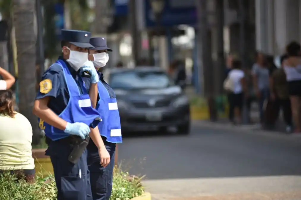 Más allá de las controversias por el uso o no de barbijos,la Policía los utiliza desde los primeros días de aislamiento 