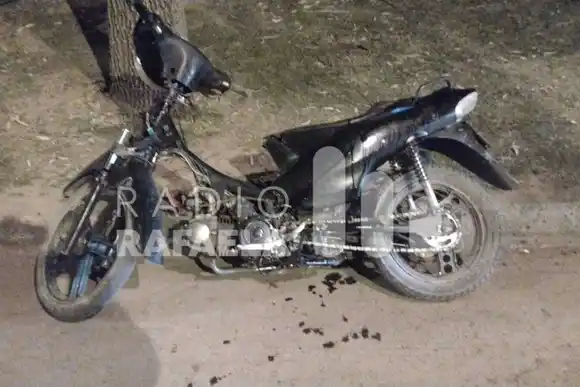 Cayó de su moto y quedó inconsciente: el vehículo perdió aceite en el asfalto