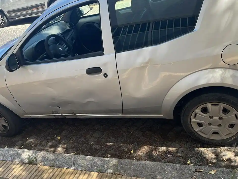 El hecho involucró a un Ford Ka dominio KVN-850.