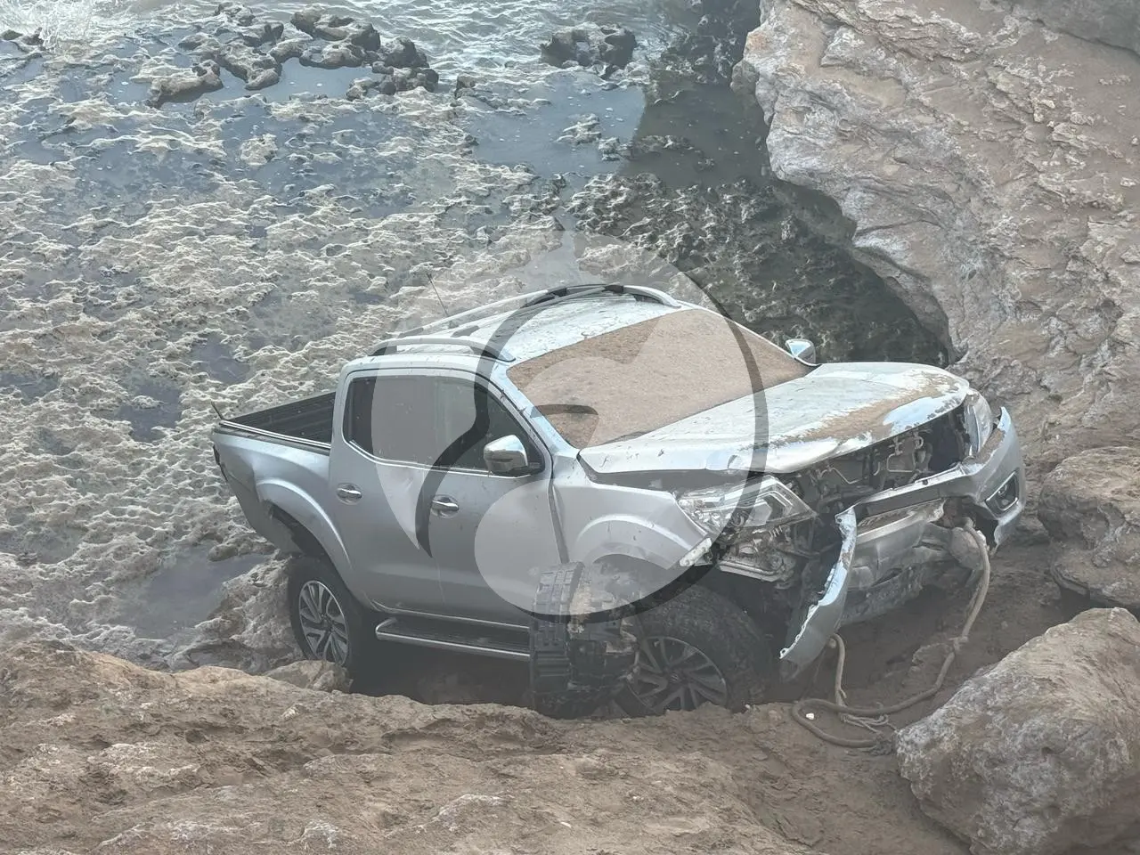 La camioneta cayó desde un acantilado