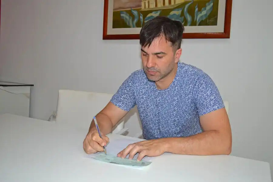 Castelli: Echarren otorgó un bono de 6 mil pesos a los trabajadores municipales