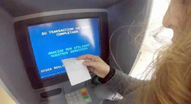 Sugieren no imprimir tickets de cajeros automáticos para evitar posibles fraudes o robos de identidad