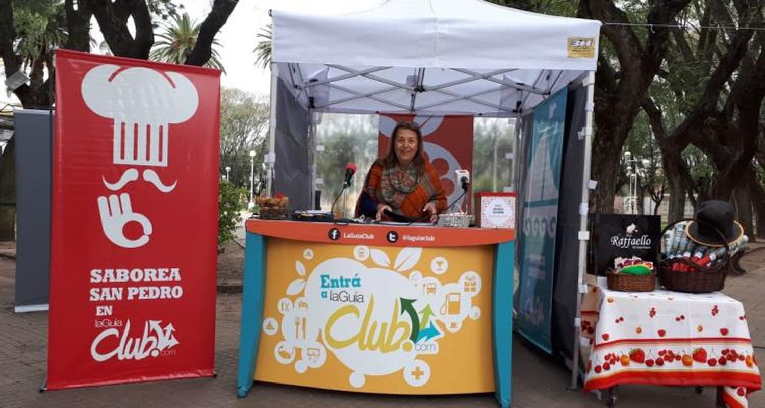 Sin Galera transmite desde Plaza Constitución en el stand de La Guía Club