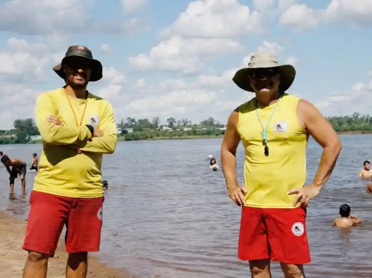 Rápida intervención de guardavidas evitó una tragedia en el río Uruguay