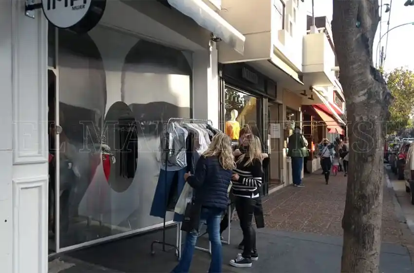 Pese a las restricciones, comercios de indumentaria retoman la atención en los locales