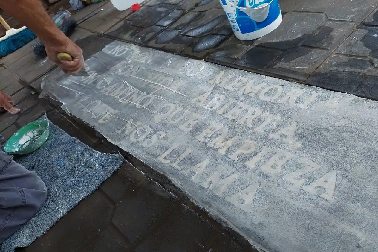 El año pasado descubrieron una nueva baldosa en la palza Belgrano.