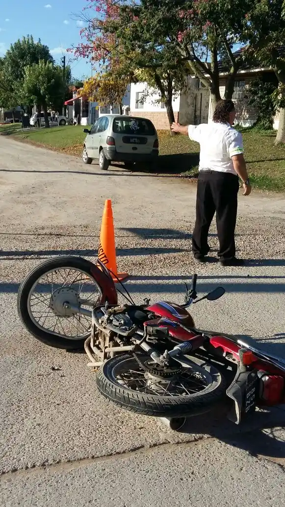 Una motociclista resultó con fractura en un accidente