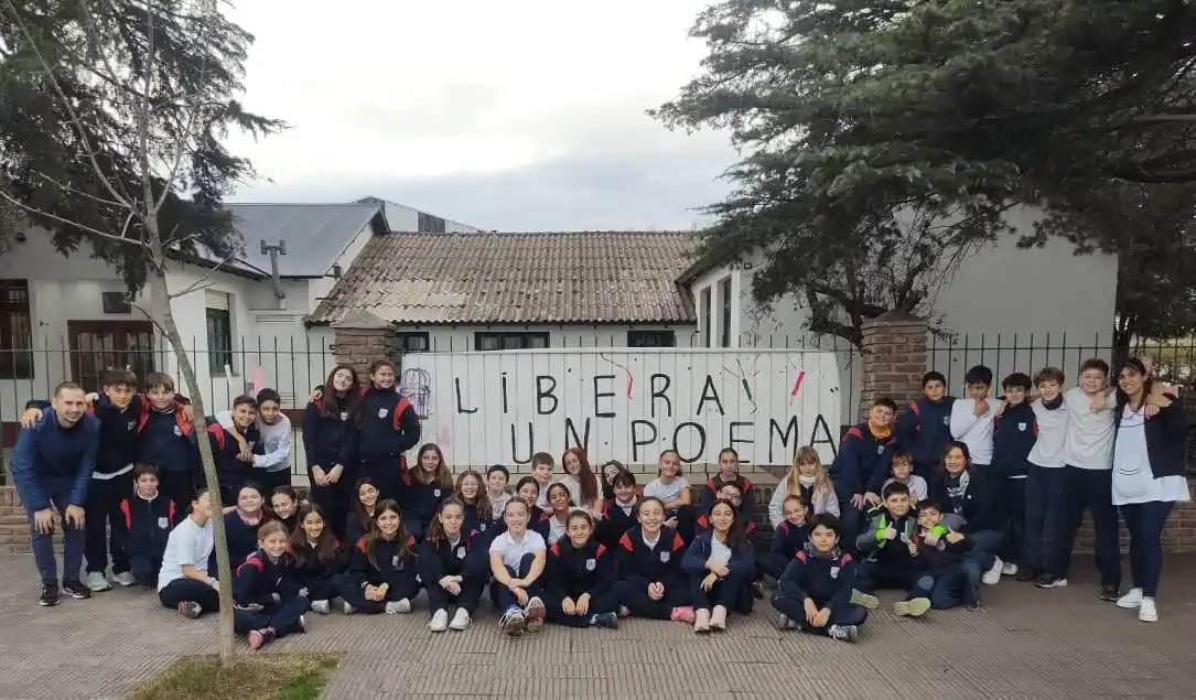 Invitan a liberar un poema en la vereda del Colegio Holandés
