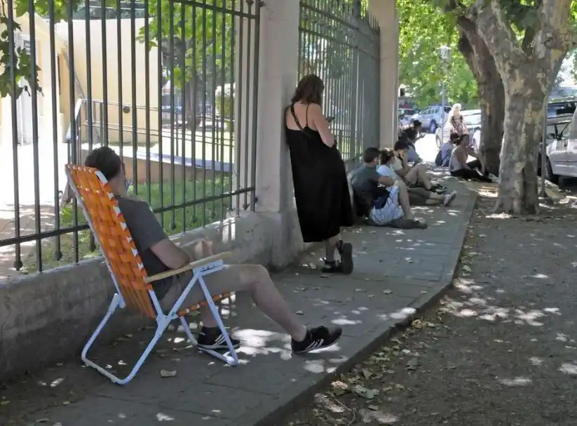 Todos a hisoparse y vacunarse: Seis motivos por los que los bonaerenses hacen cuadras para testearse o inocularse