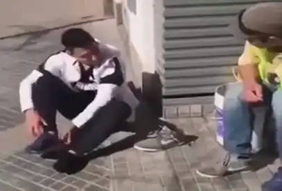 Brian Sarmiento se filmó regalando un par de zapatillas a un "cuidacoches"