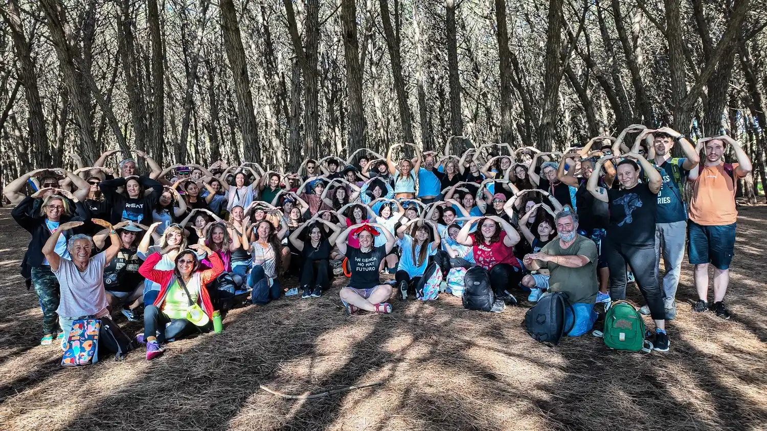 Grupo de personas que investigan hongos