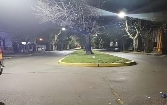 Testigos aseguran que es un Duna blanco el auto que atropelló a una moto y se dio a la fuga