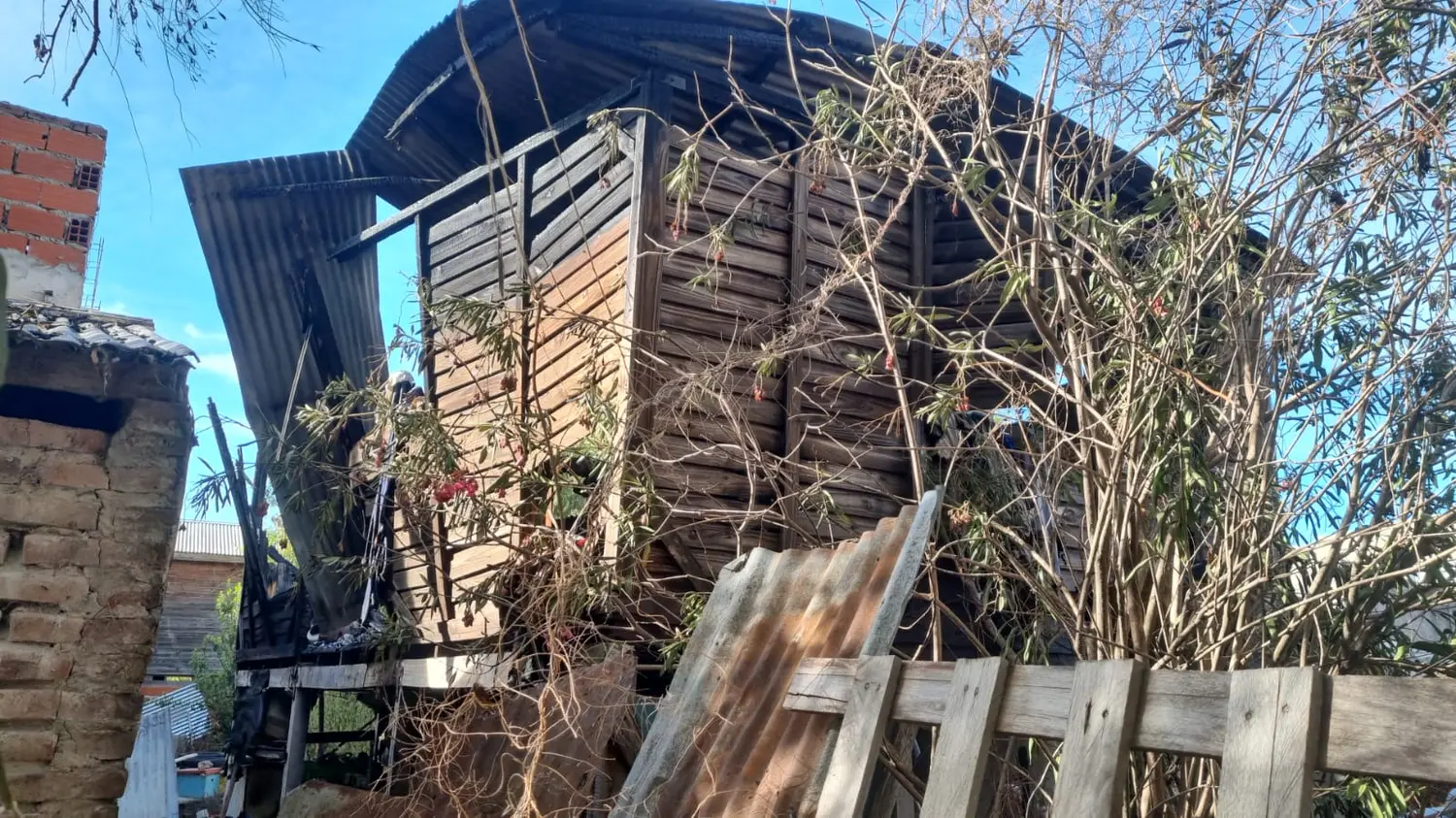 Incendio: por cortocircuito se quemó una casa en La Laguna y Garay