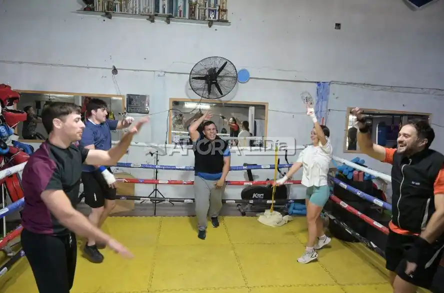 Grupo de jóvenes entrenándose en el gimnasio de La Vencedora, bajo las órdenes del Oso López (crédito: MR Fotografía).