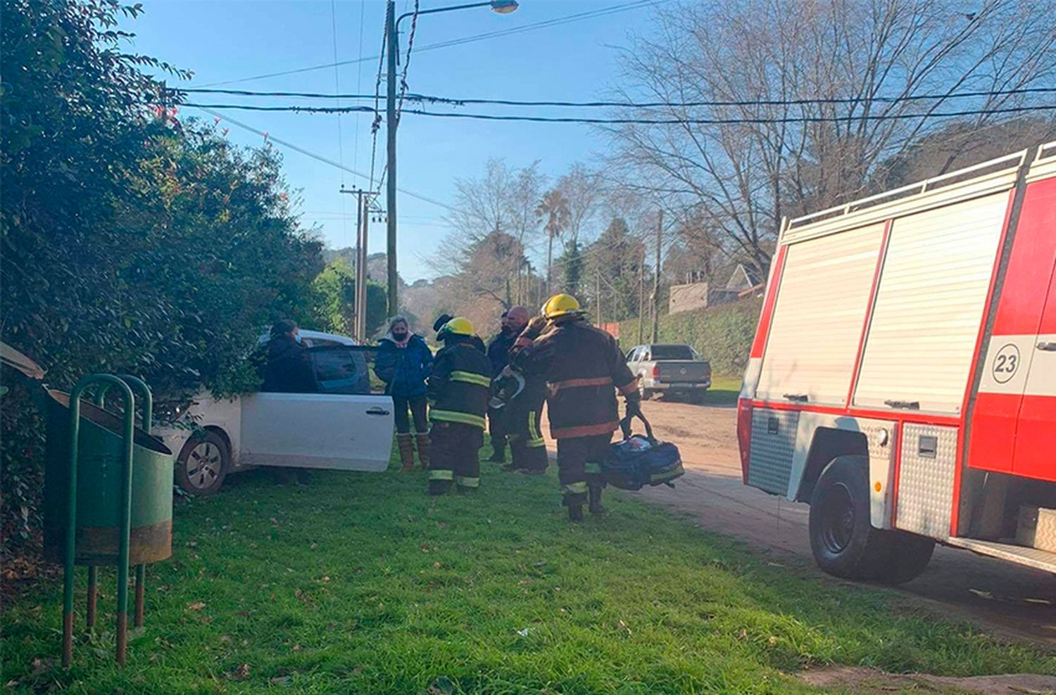 Se descompensó al volante y terminó con su auto en un árbol