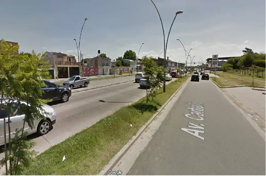 Salió al balcón de un amigo, se asomó y vio como baleaban el frente de su casa