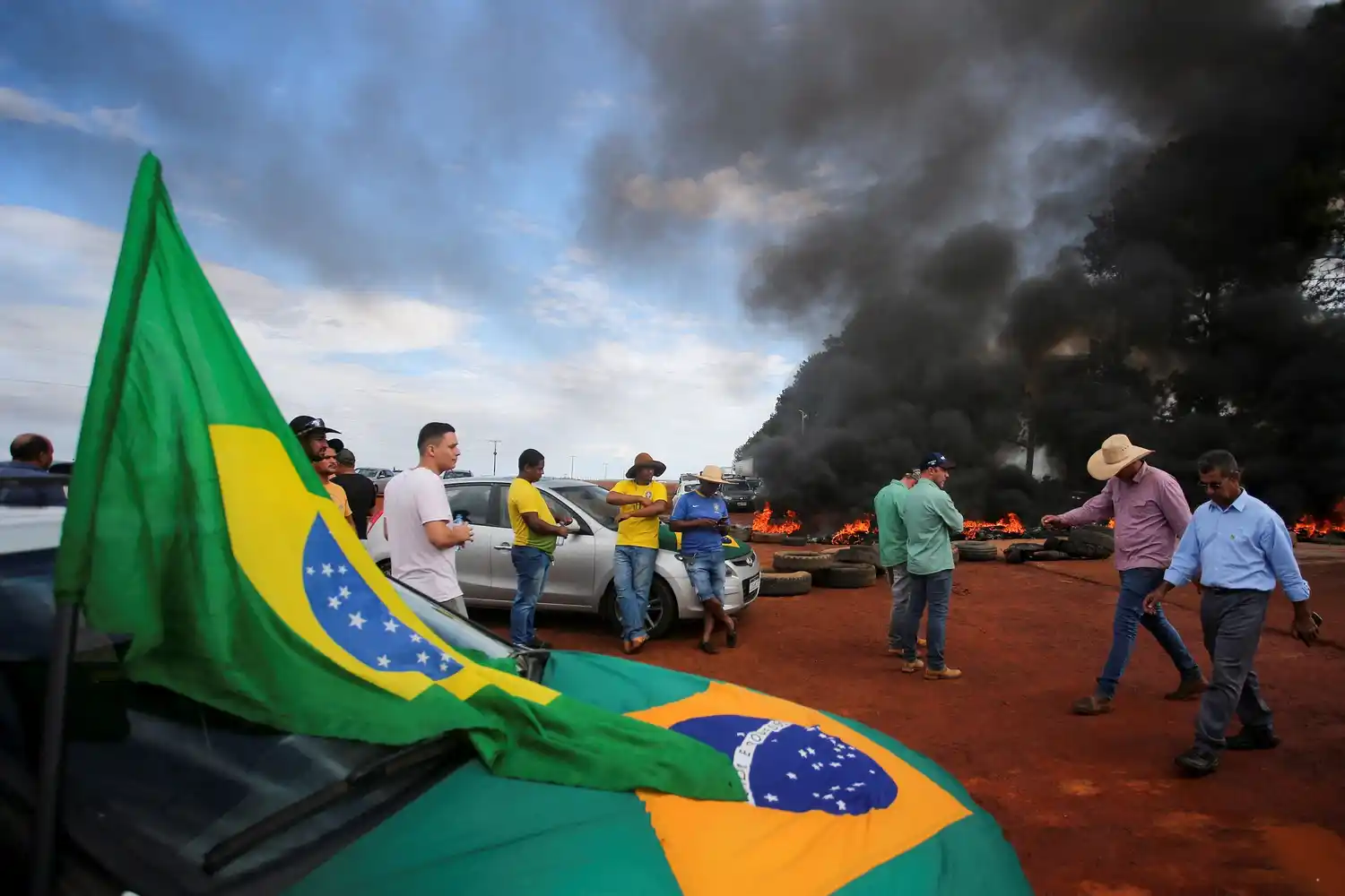 Seguidores de Bolsonaro bloquearon varias rutas en rechazo al resultado electoral.