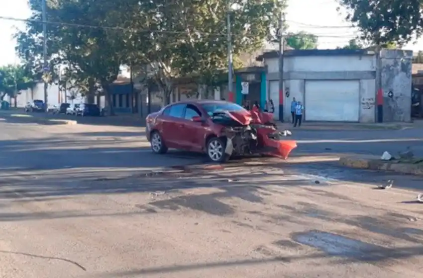 Intentó esquivar a un motociclista y se estrelló contra una columna
