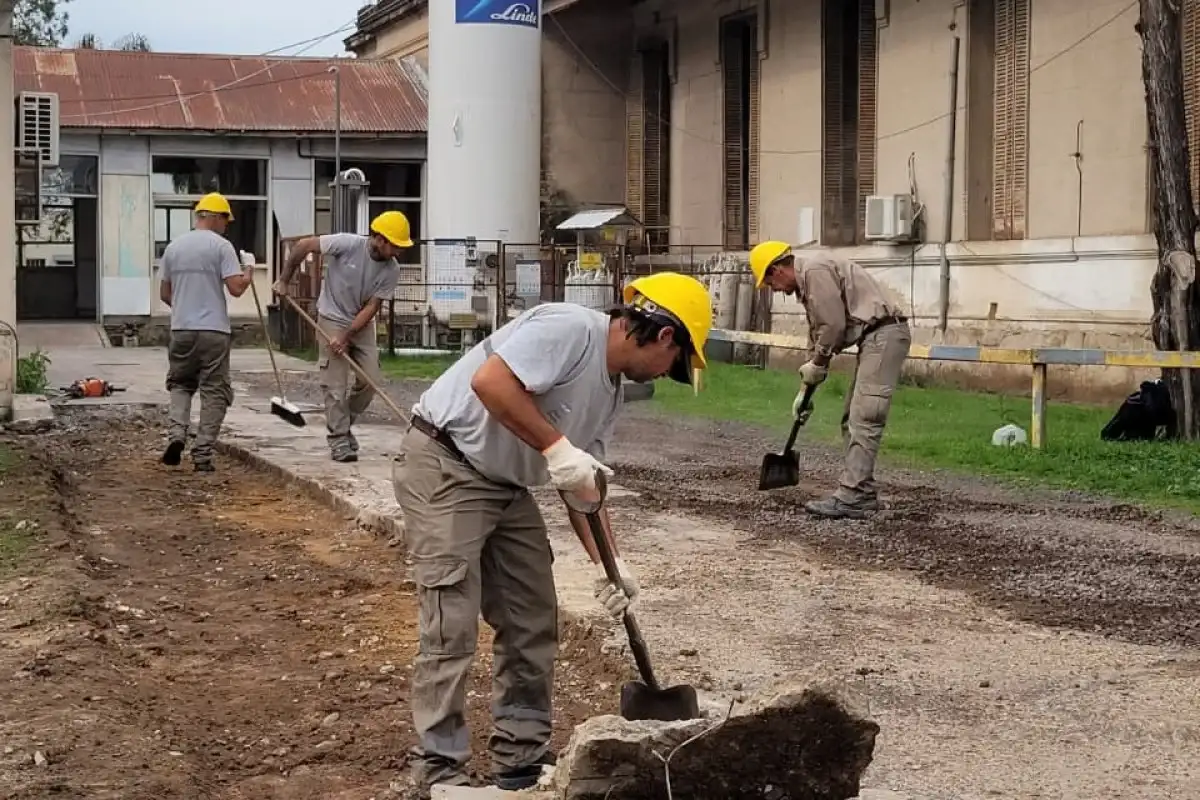 Trabajan en la reconstrucción de las veredas y las calles internas del Hospital