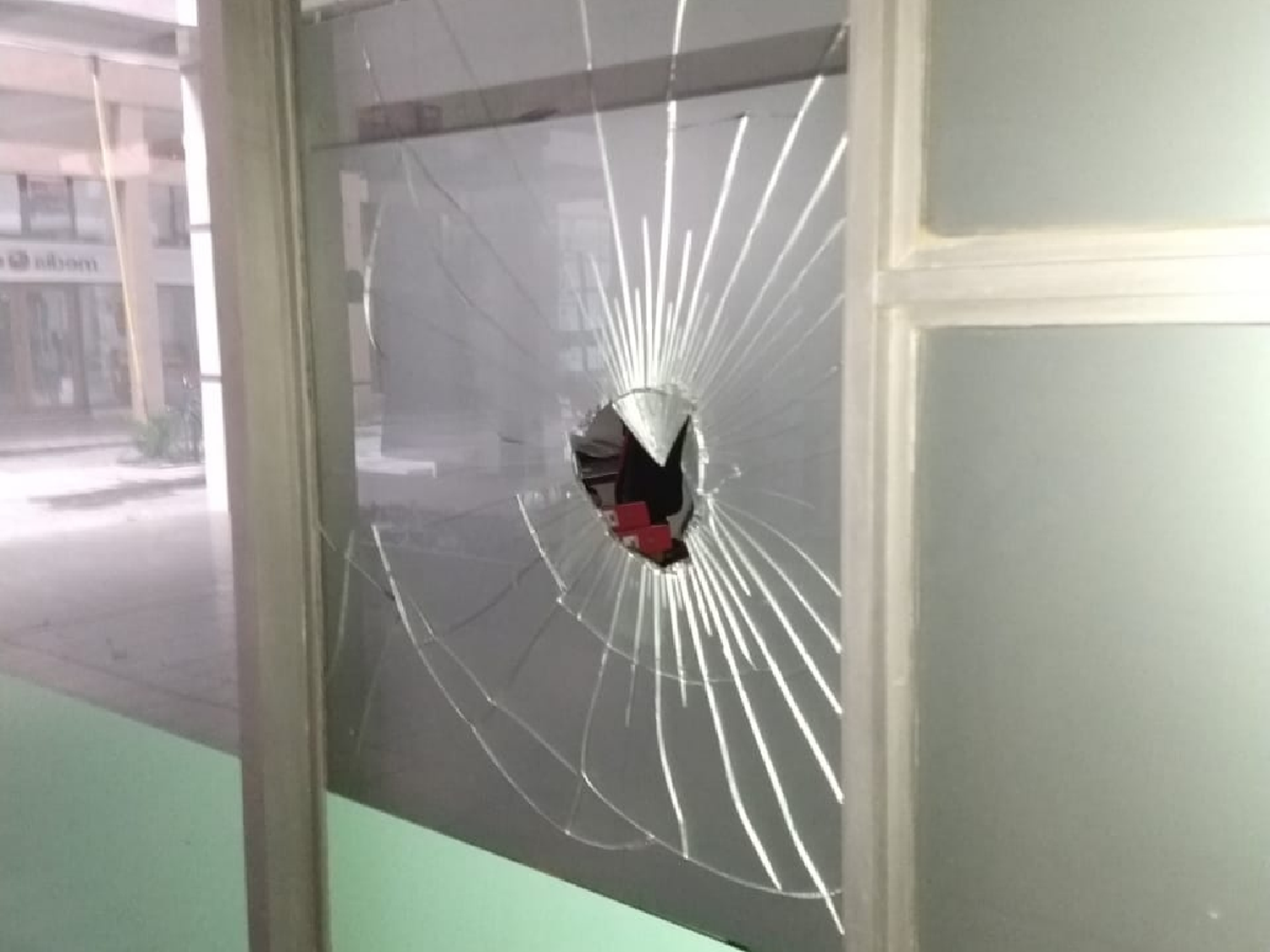 Rompen vidrio de estudio contable ubicado en plaza Cívica 