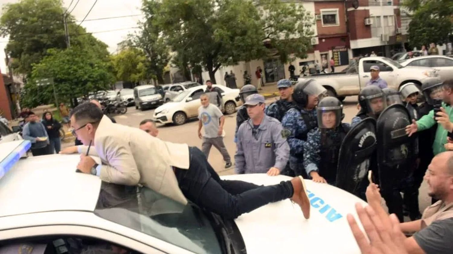 Un concejal de Resistencia se subió al techo de un patrullero para impedir que desalojaran una protesta