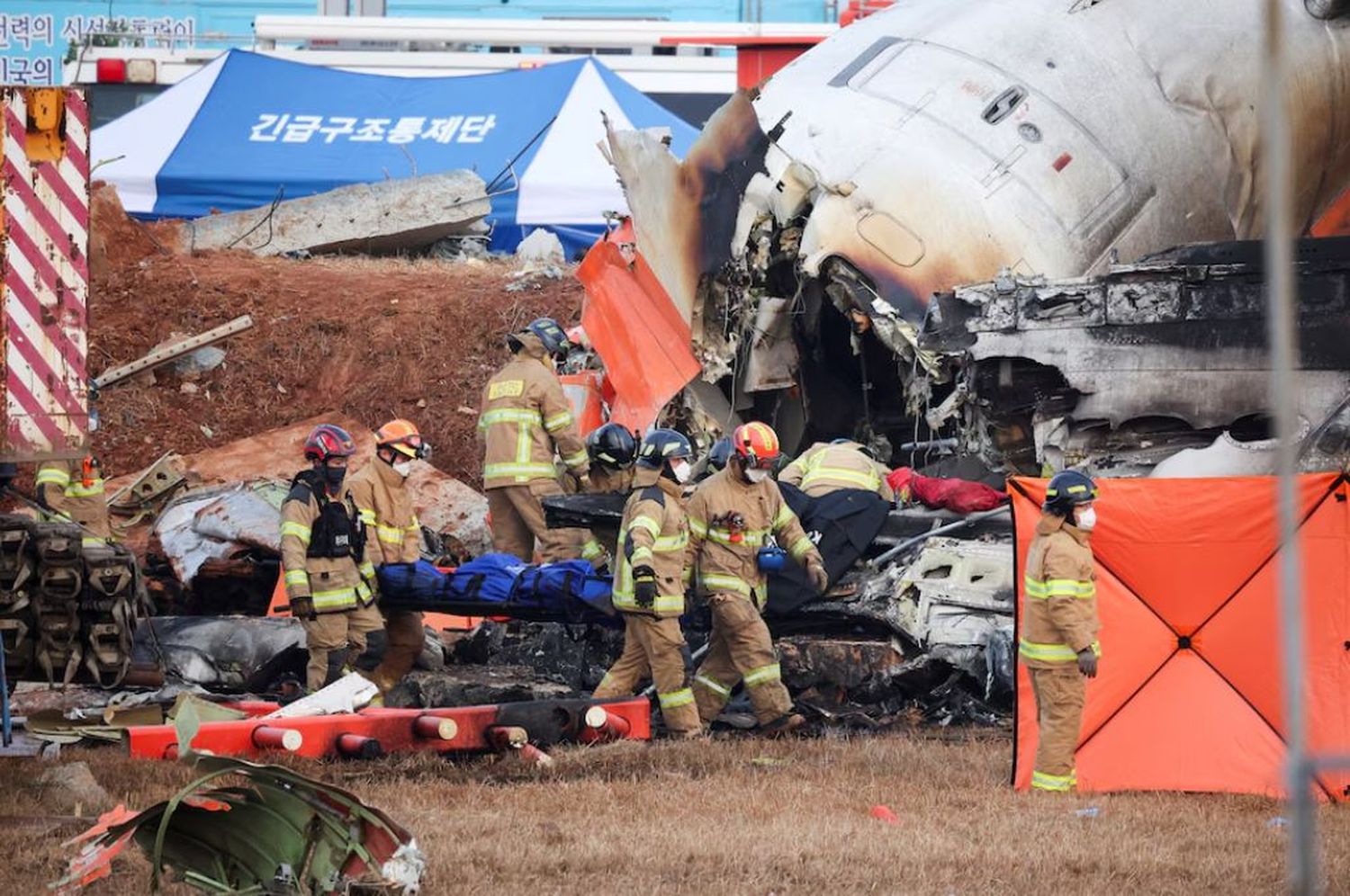 Impactante accidente aéreo en Corea del Sur: al menos 177 muertos tras estrellarse un avión contra un paredón