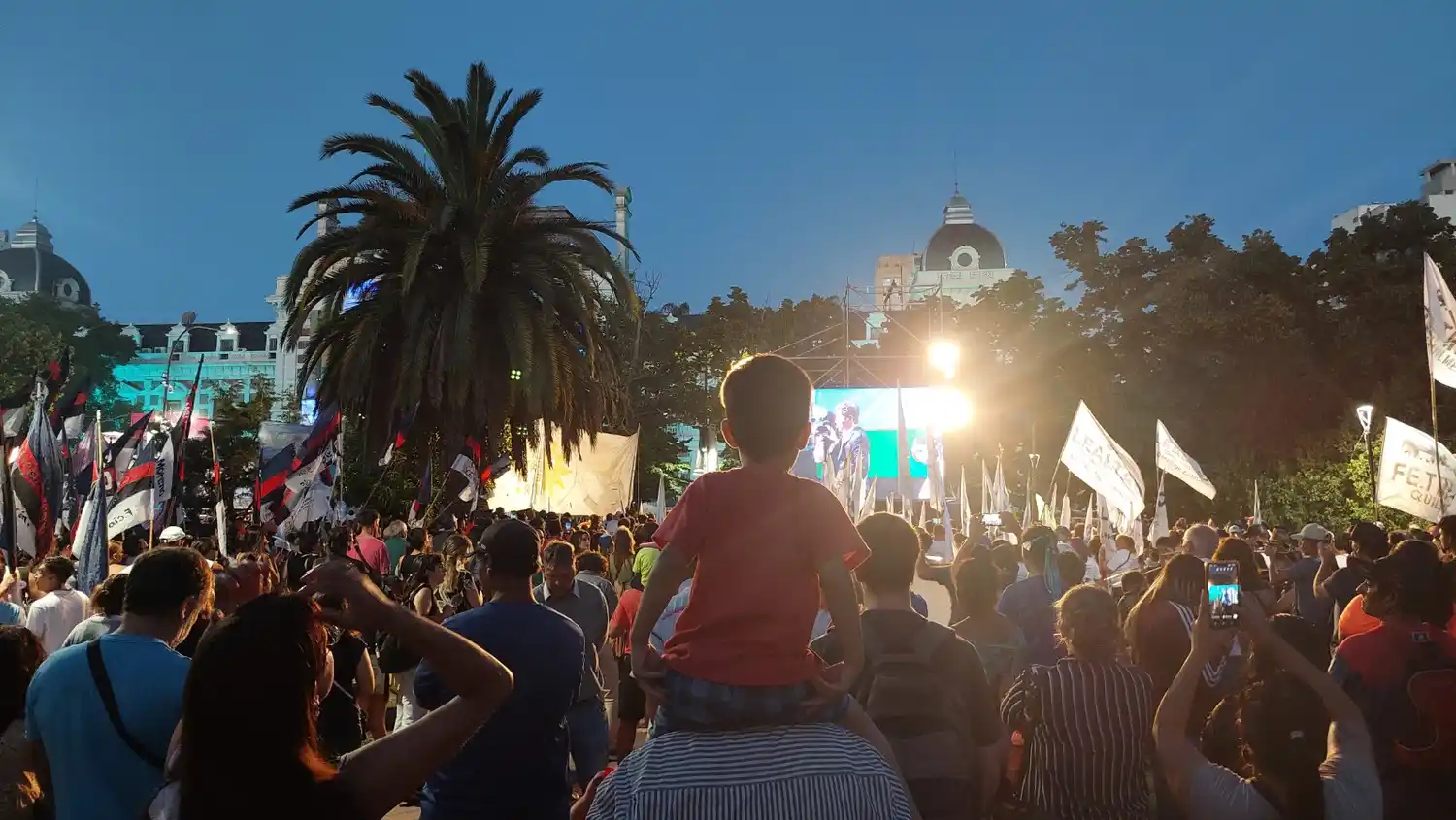 El público escucha los discursos.