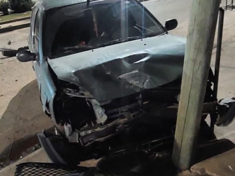 Burló un control policial e impactó contra un poste de alumbrado público en Avenida Alsina: Manejaba con 1,39 de alcohol en sangre