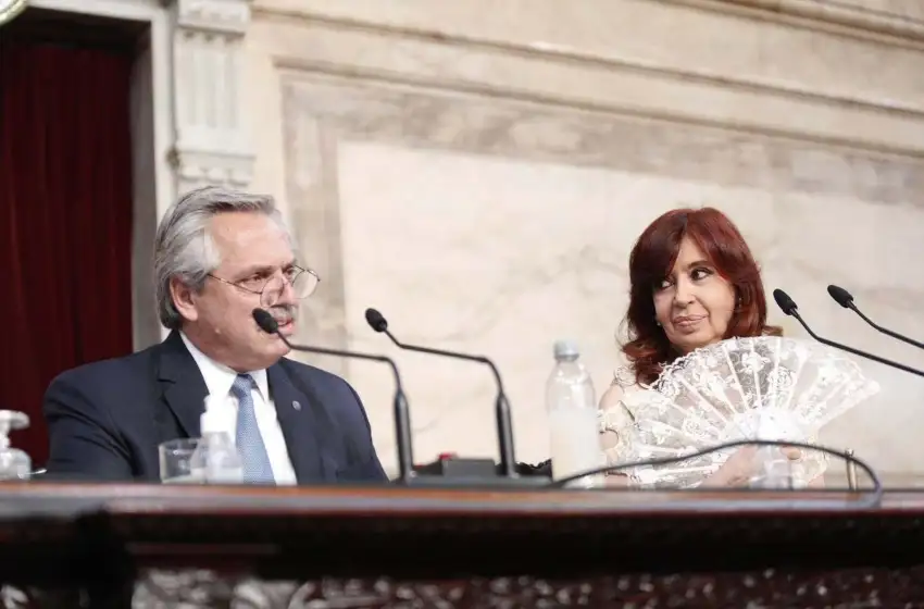 Prat-Gay: "Les encanta hablar de golpe de mercado, pero el golpe lo está dando Cristina"