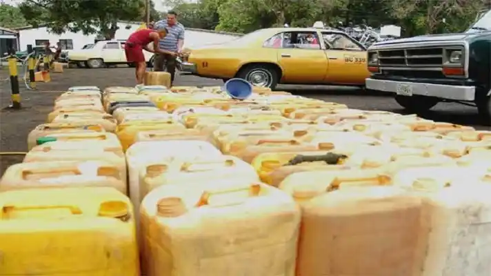 PIMPINEROS a la carga: hasta dos millones de litros de gasolina diarios ingresan a Venezuela desde Colombia