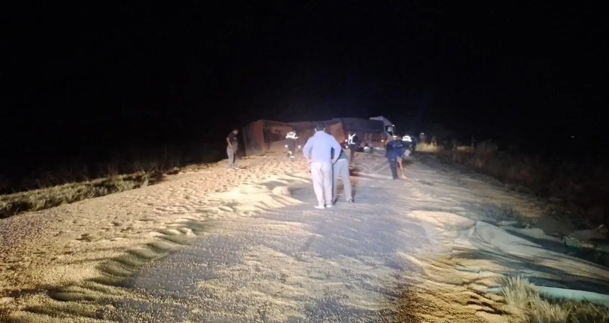 El vehículo quedó cruzado y con su carga volcada. Unidad Regional XV. Foto: URXV.