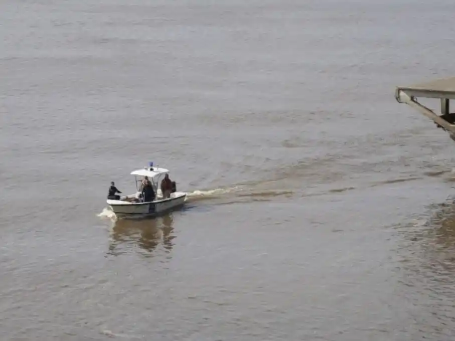 Prefectura continúa rastrillando la zona tras la caída del muchacho al río. (Foto: Alan Monzón)