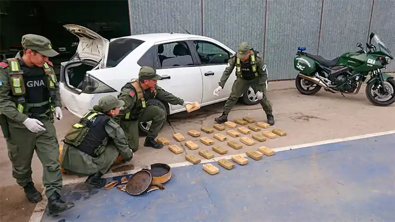 Llevaban más de 30 kilos de cocaína en el tanque de GNC: los detuvieron 