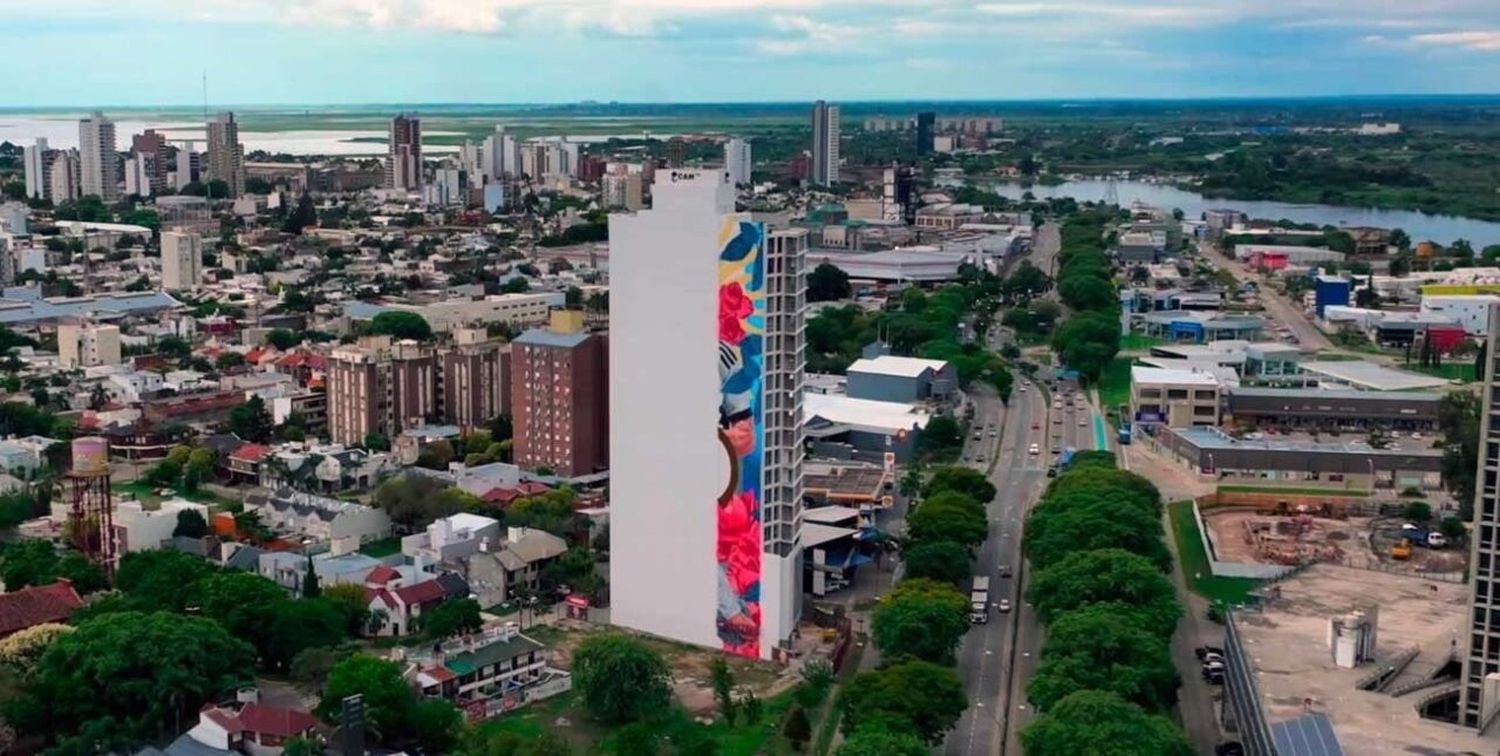 Asoma el gran Messi en el inmenso mural que se pinta en Santa Fe