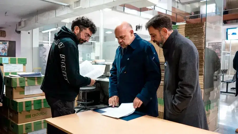 Carlos Curestis y Juanes Osaba entregan el pedido de informes en IOMA.