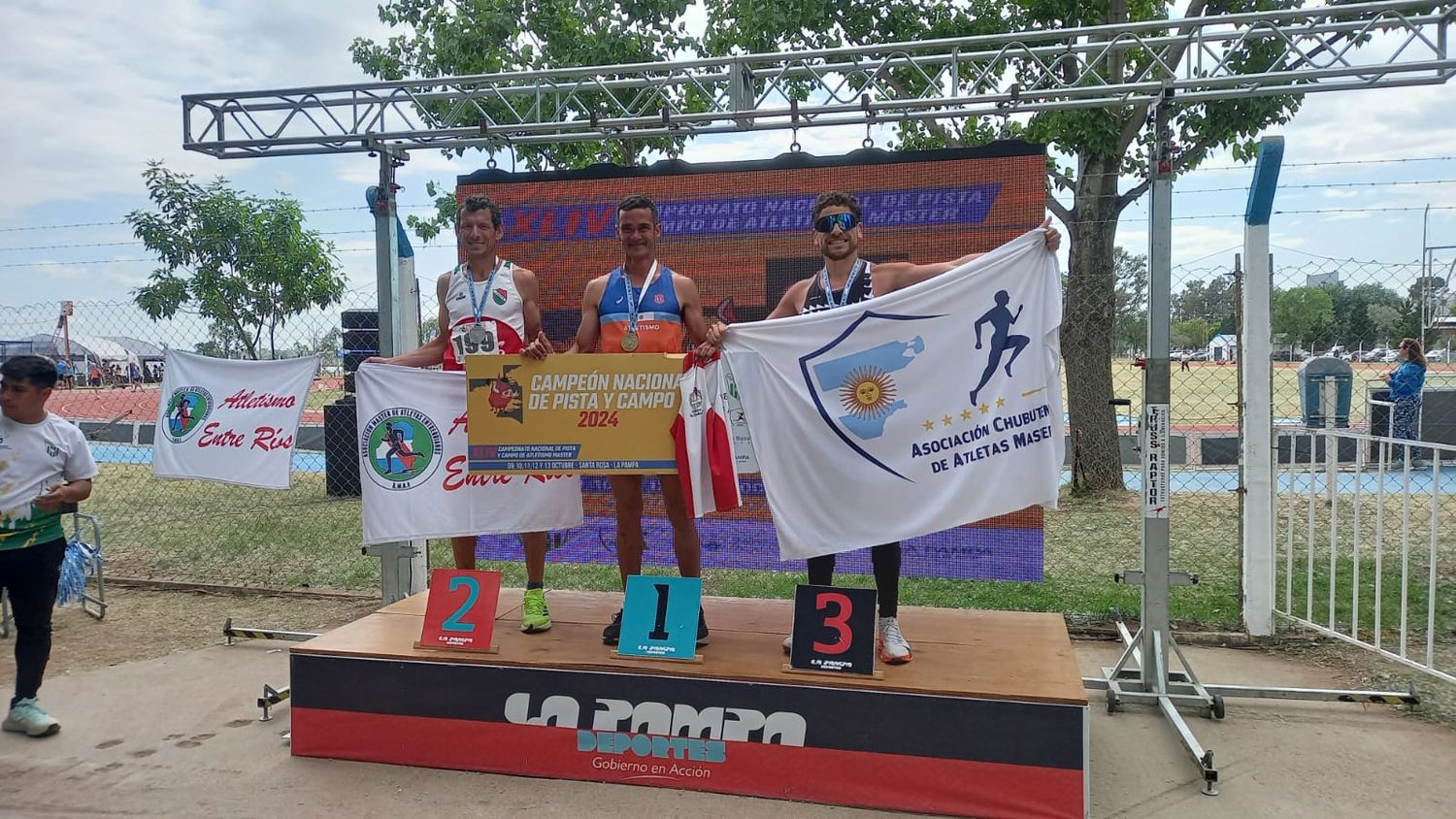 Espíndola se coronó en los 5000 y 10.000 metros en el nacional de Santa Rosa.
