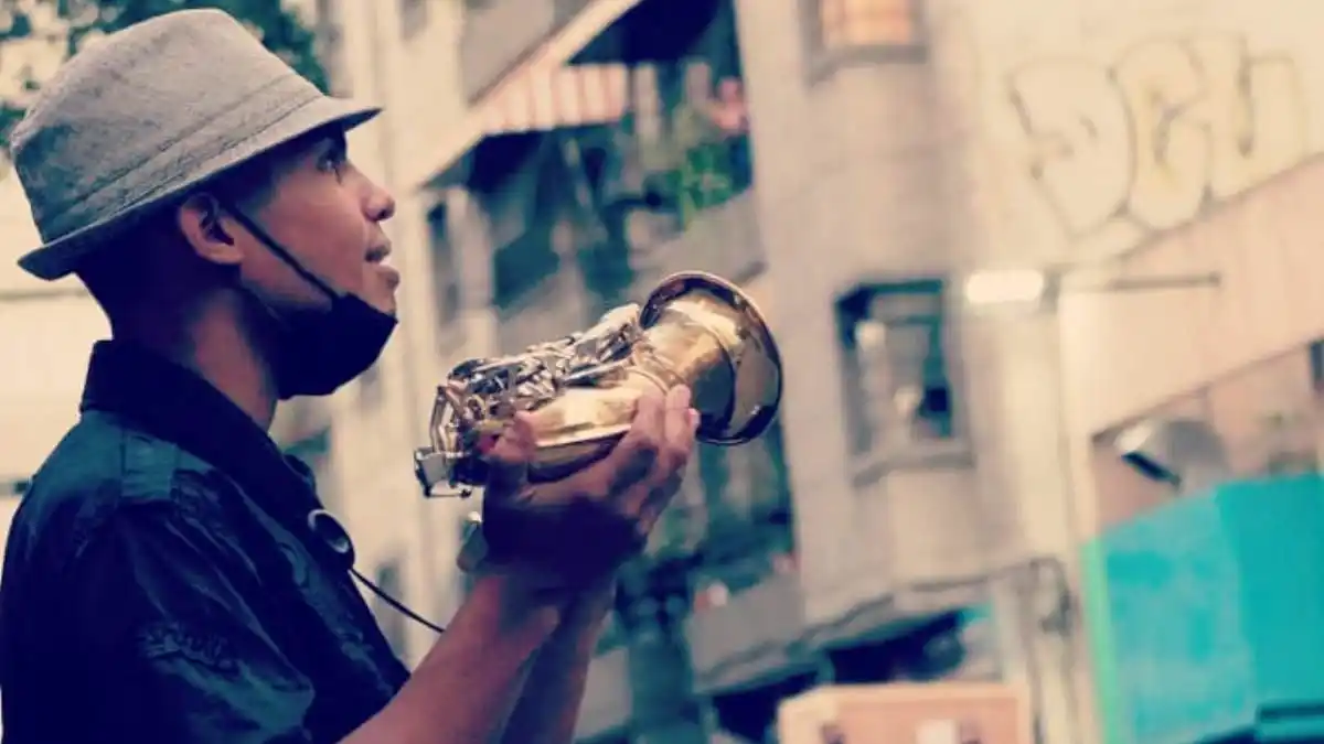 BOTARON A POLICÍA DE CHACAO que destrozó saxofón a joven músico en Chacao, Alcaldía le repondrá instrumento (VIDEO)