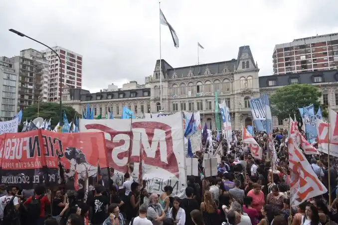 Contra los despidos: abrazo simbólico al Ministerio de Educación