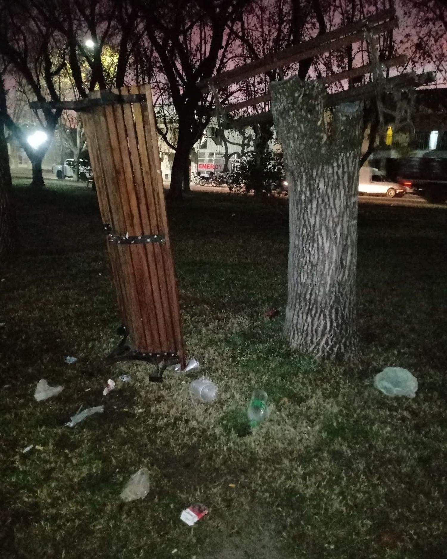 Plaza San Martín amaneció con destrozos