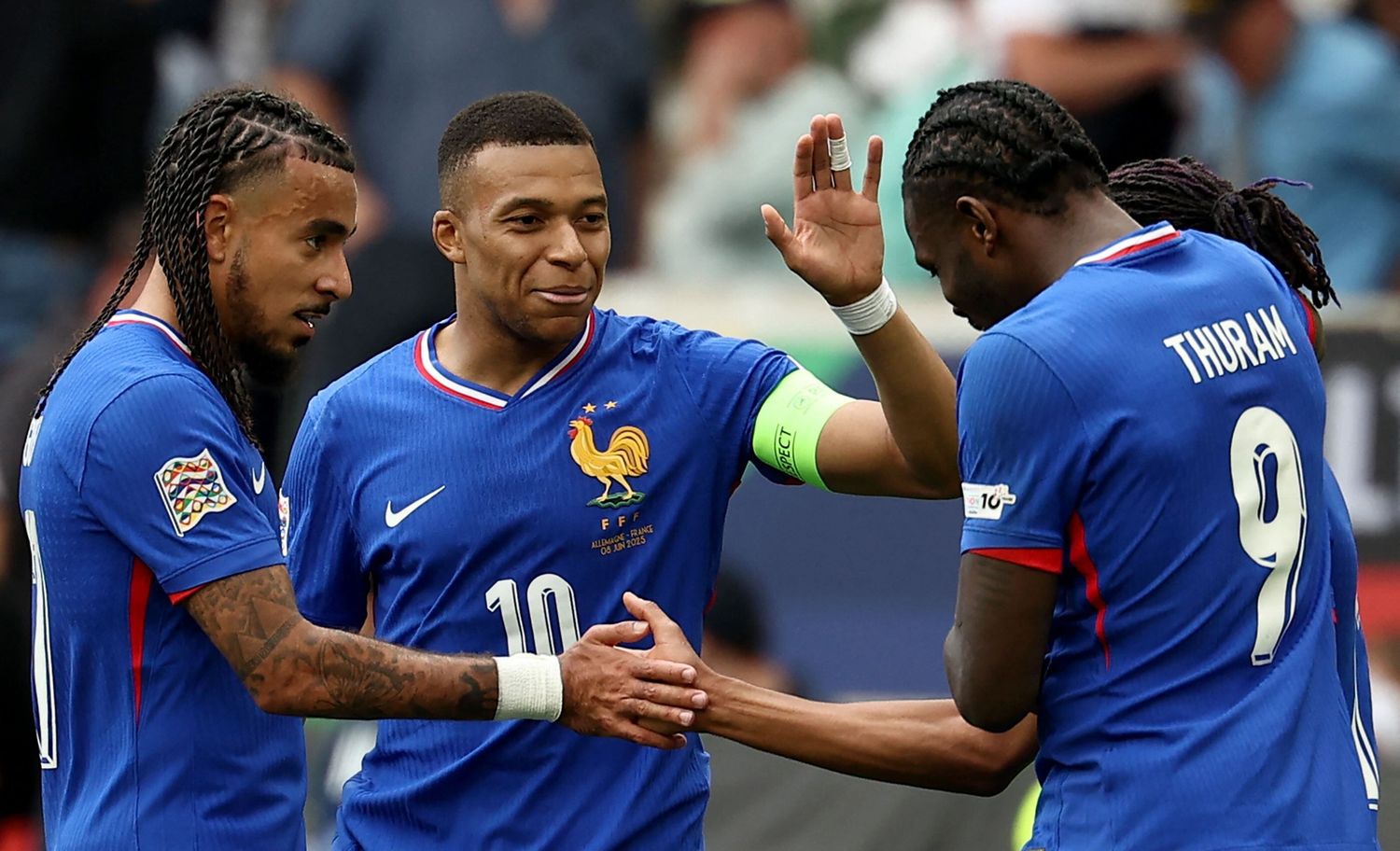 Mbappé celebrando junto a sus compañeros.